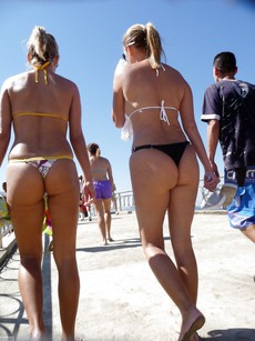 Beach erotic, young babes in bikini,